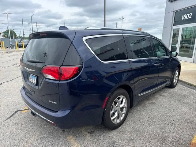 Used 2017 Chrysler Pacifica Limited FWD image 2