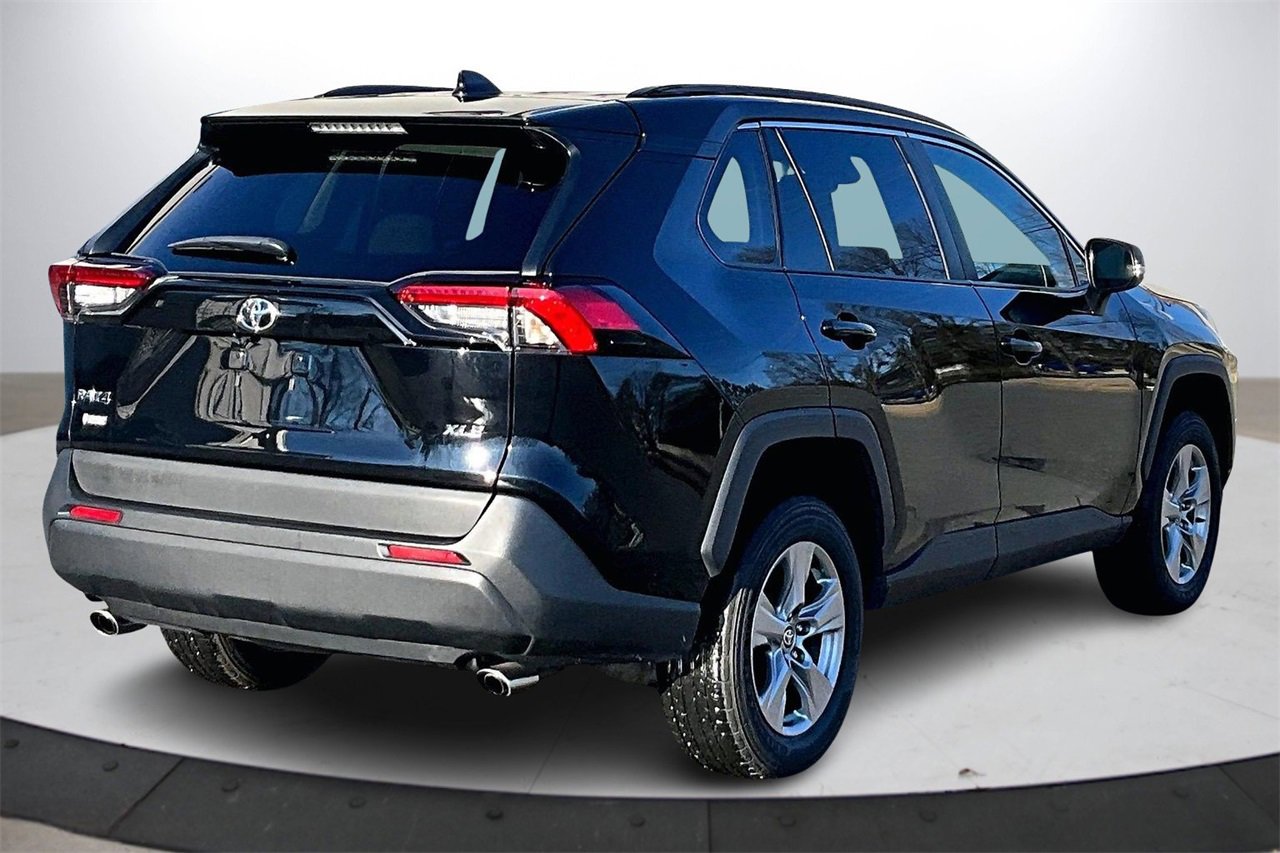 Used 2022 Toyota RAV4 XLE image 9
