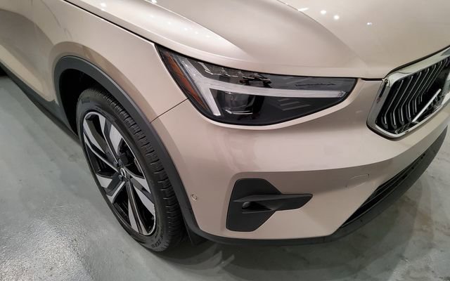 Used 2024 Volvo XC40 B5 Plus w/ Protection Package Premier AWD/4WD image 7