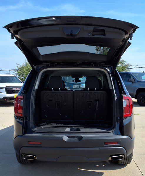 Used 2023 GMC Acadia SLE w/ Driver Convenience Package image 8