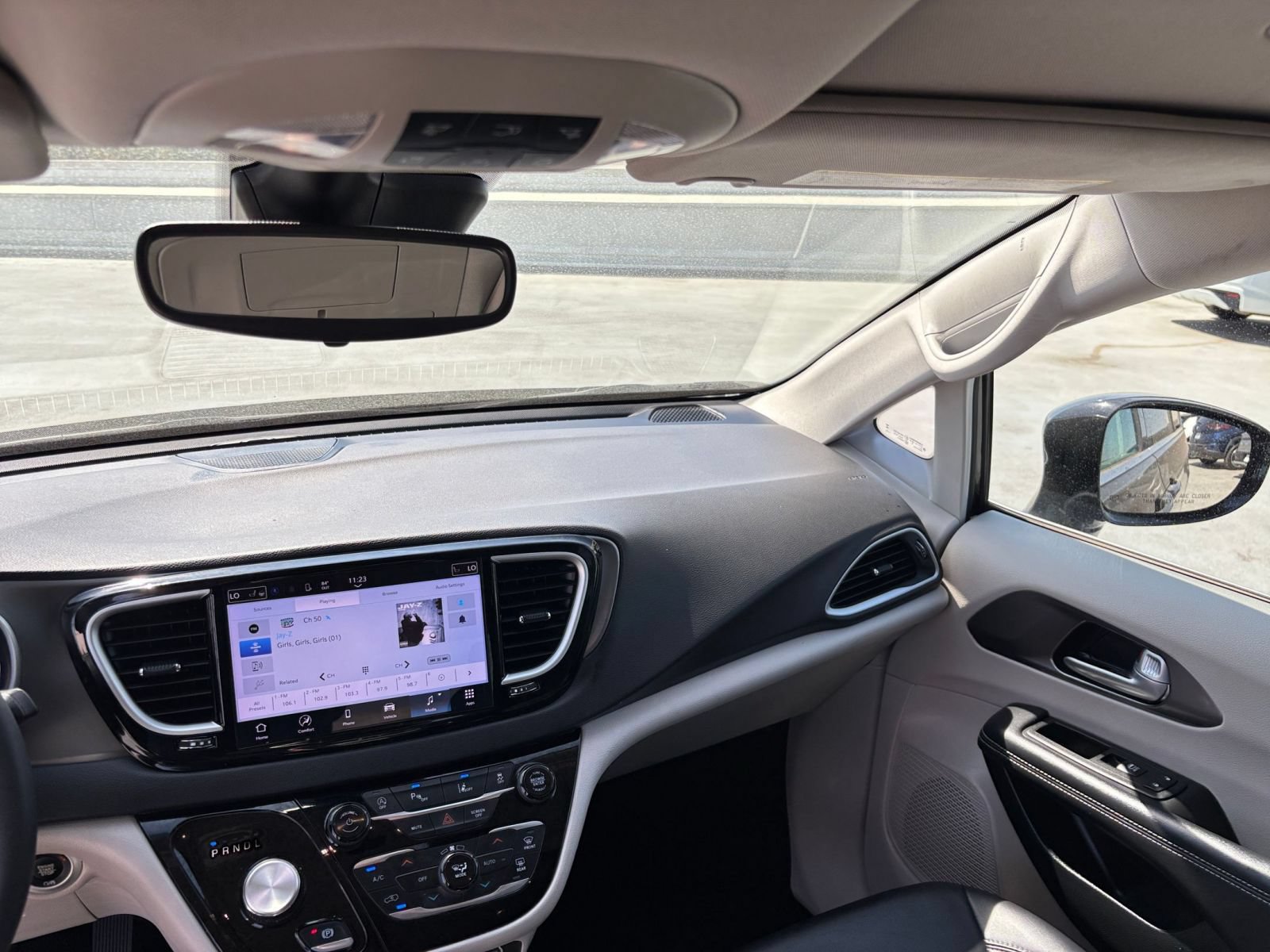 Used 2024 Chrysler Pacifica Touring-L FWD image 37