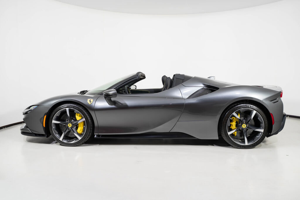 Used 2022 Ferrari SF90 Spider image 13