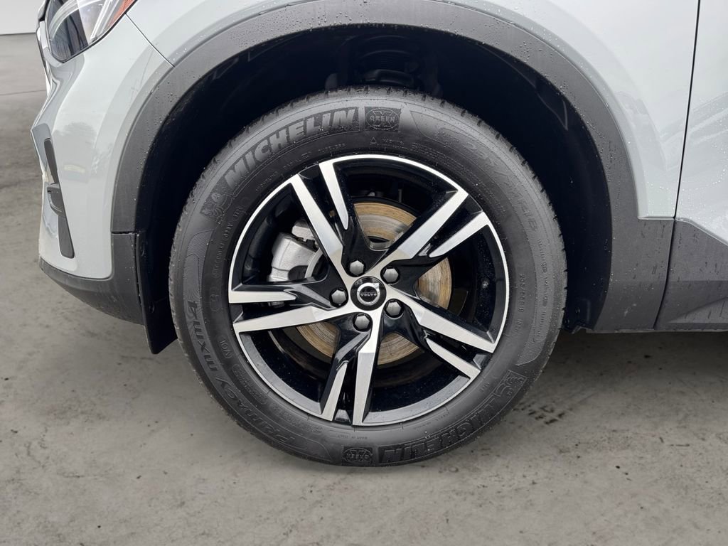 Certified 2025 Volvo XC40 B5 Core image 9