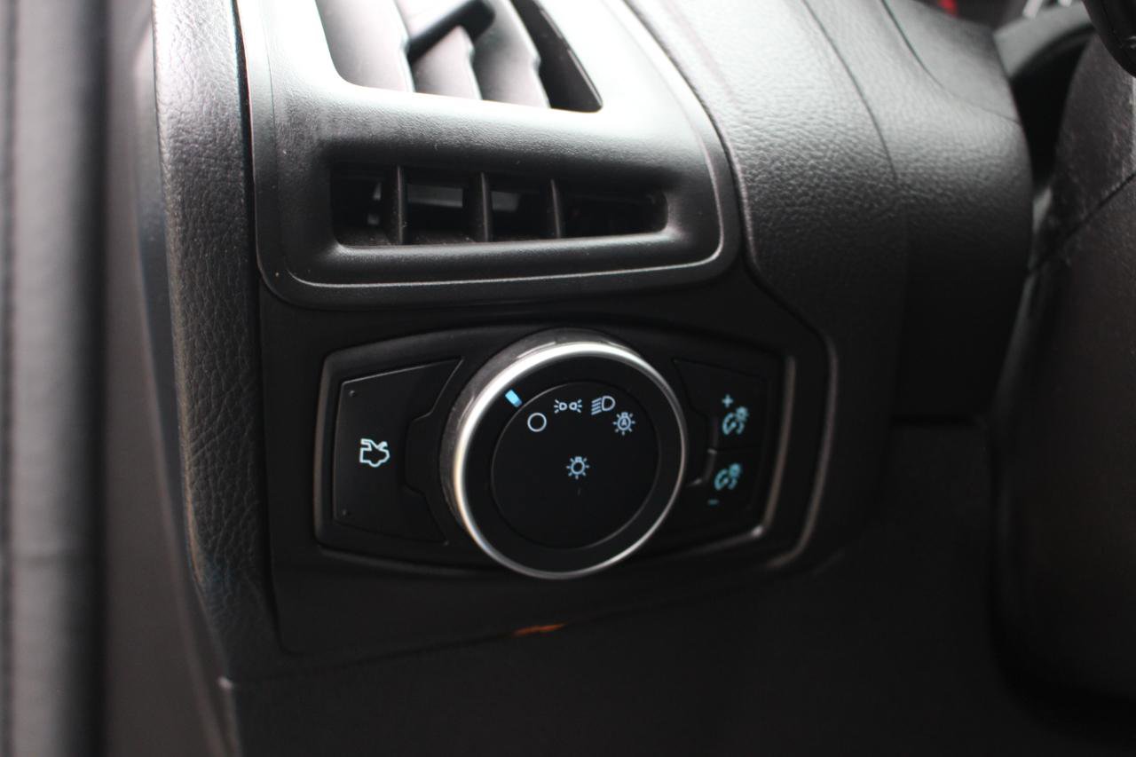 Used 2015 Ford Focus SE FWD image 17