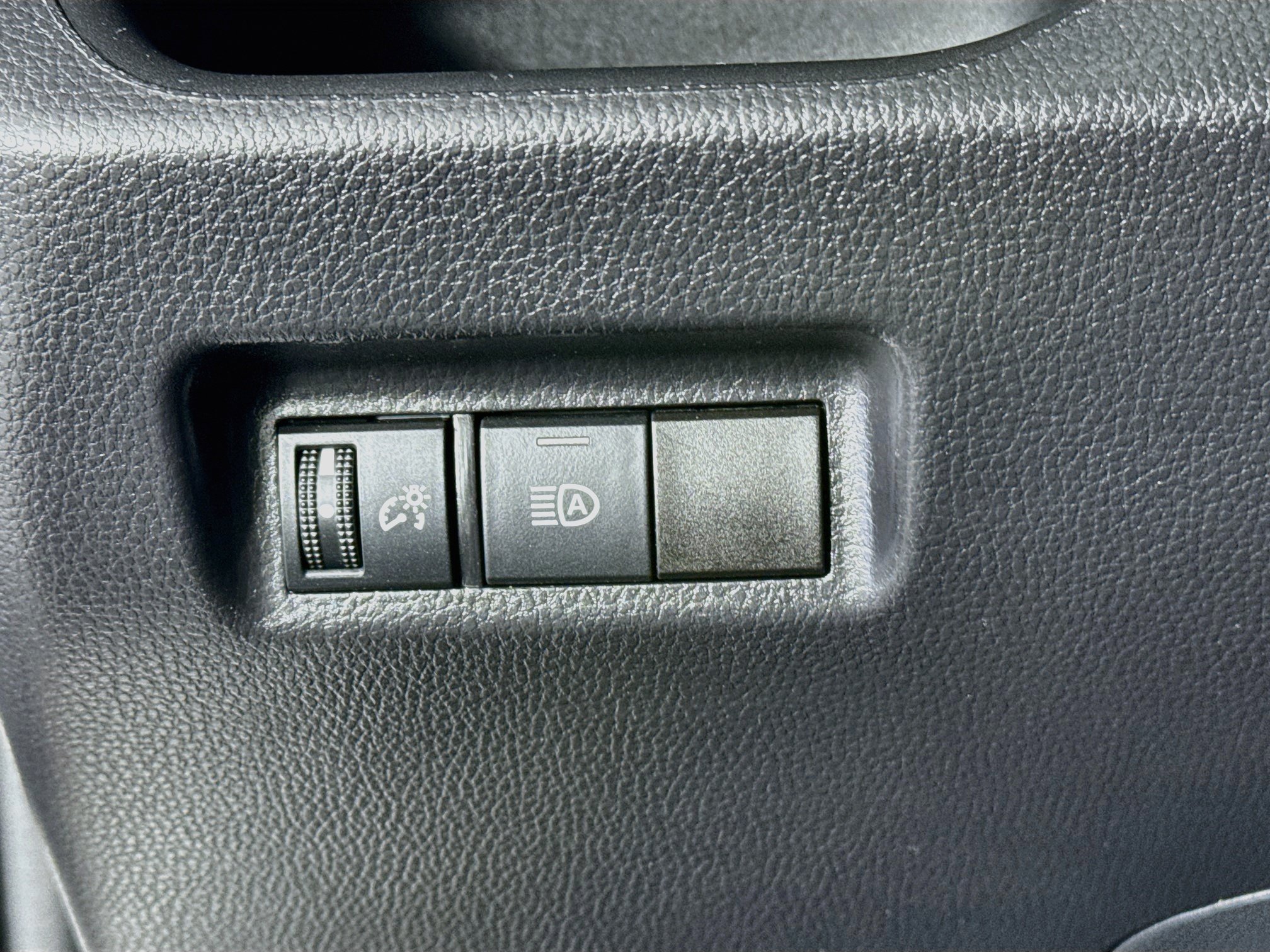 Used 2020 Toyota RAV4 LE AWD/4WD image 10