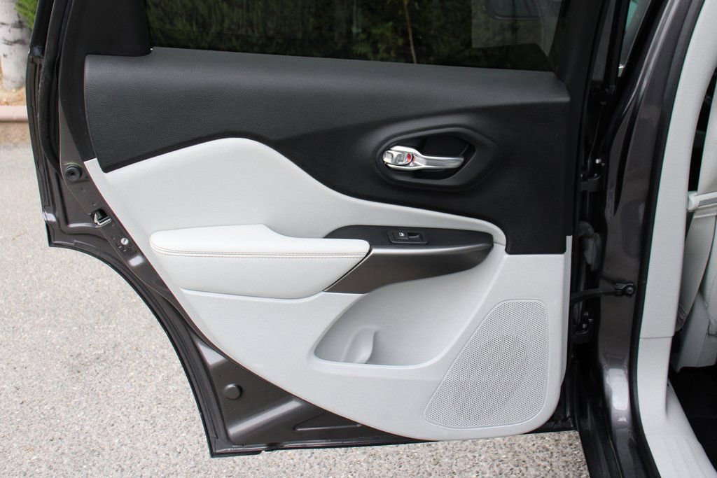 Used 2020 Jeep Cherokee Limited image 31