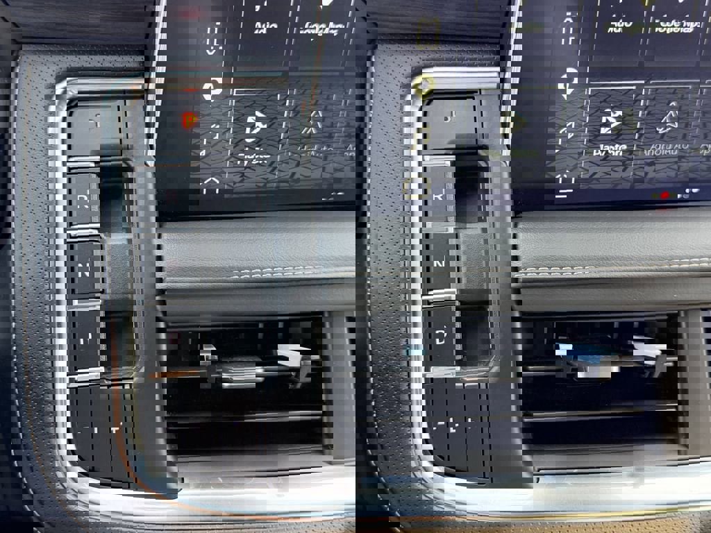 Used 2023 GMC Yukon SLT w/ SLT Luxury Package image 32