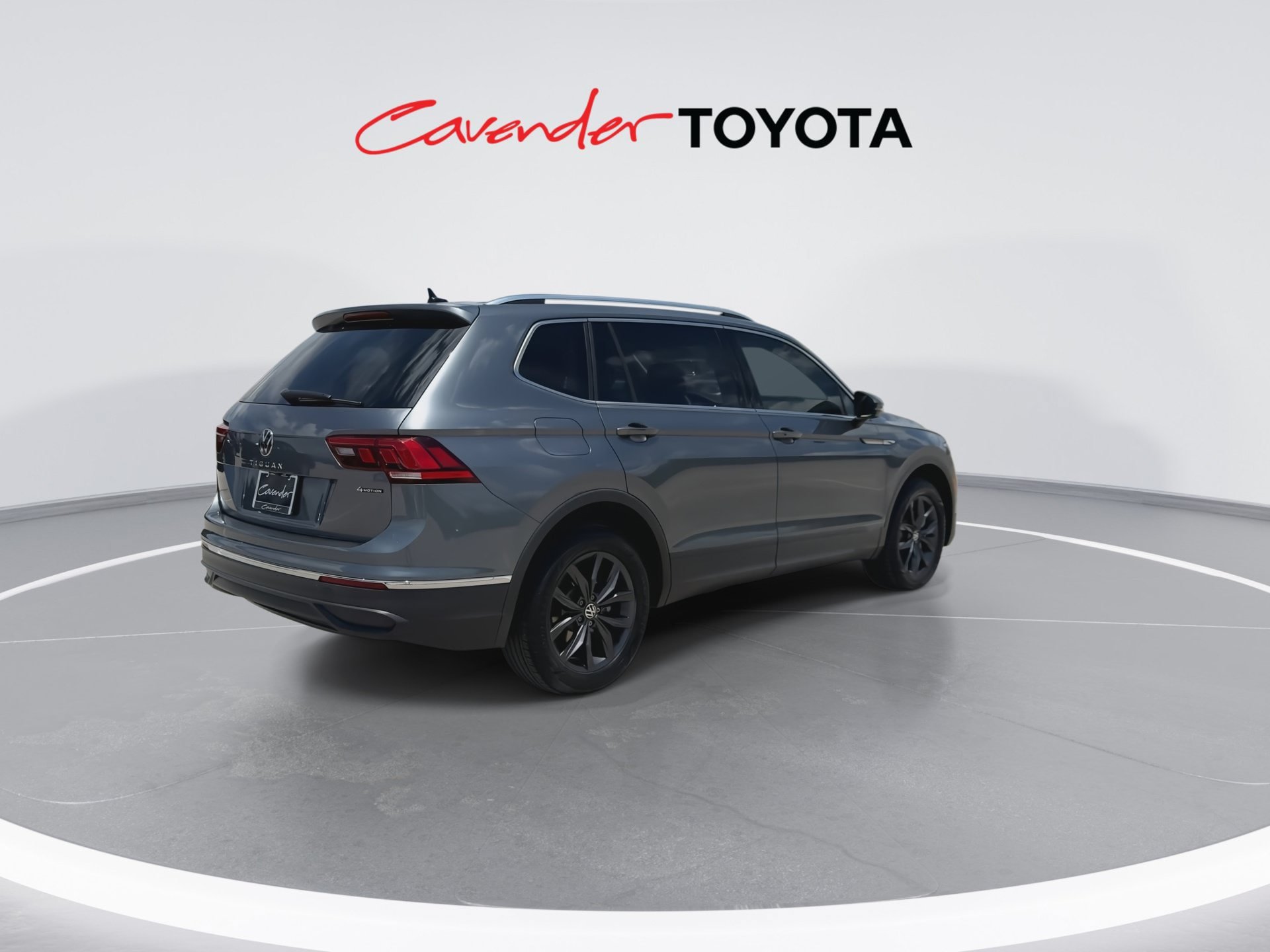 Used 2022 Volkswagen Tiguan SE w/ Panoramic Sunroof Package AWD/4WD image 8