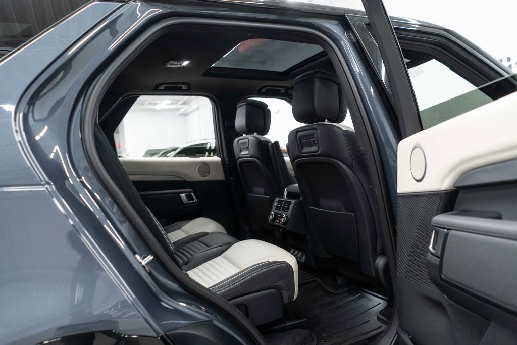 Used 2024 Land Rover Discovery Dynamic SE AWD/4WD image 13