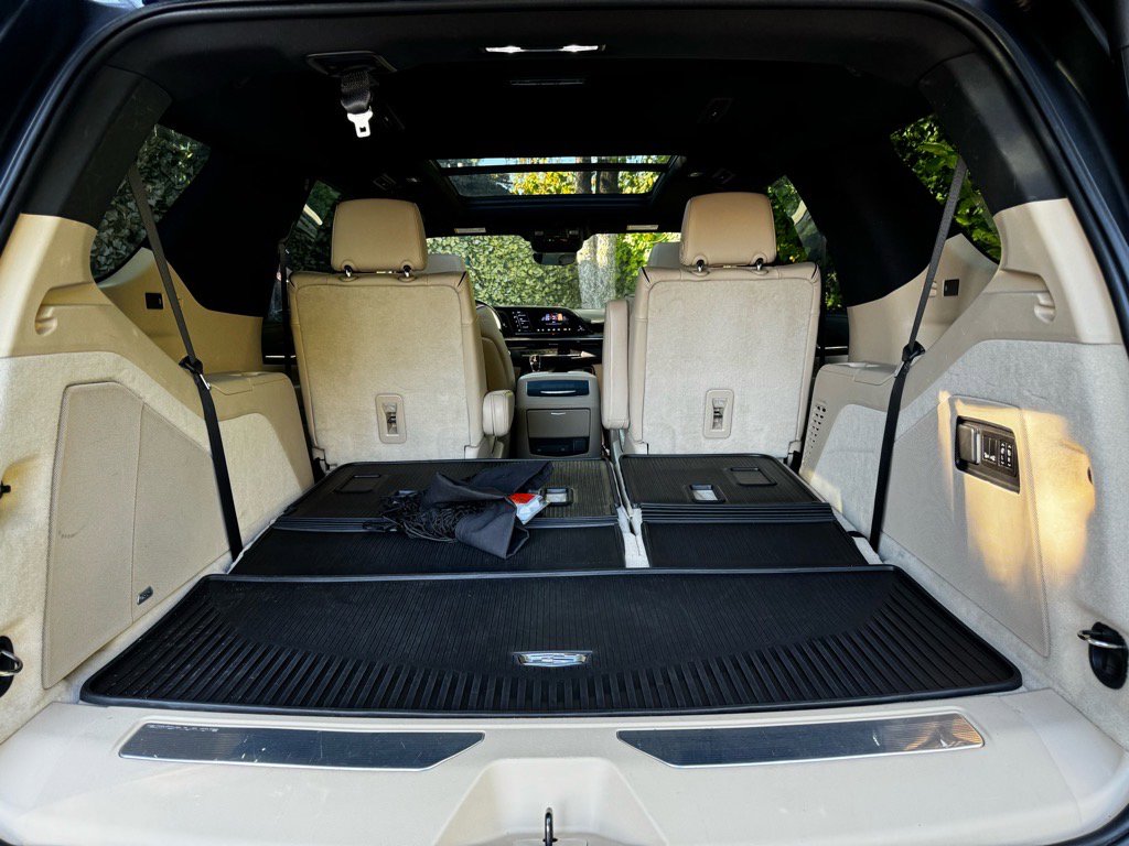 Used 2023 Cadillac Escalade Premium Luxury w/ Performance Package image 19