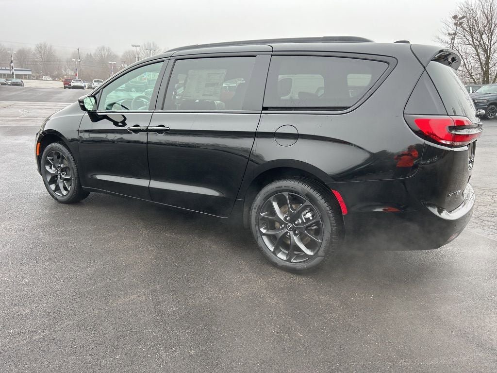 New 2026 Chrysler Pacifica Select AWD/4WD image 3