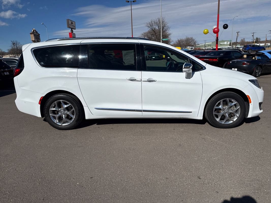 Used 2017 Chrysler Pacifica Limited image 8