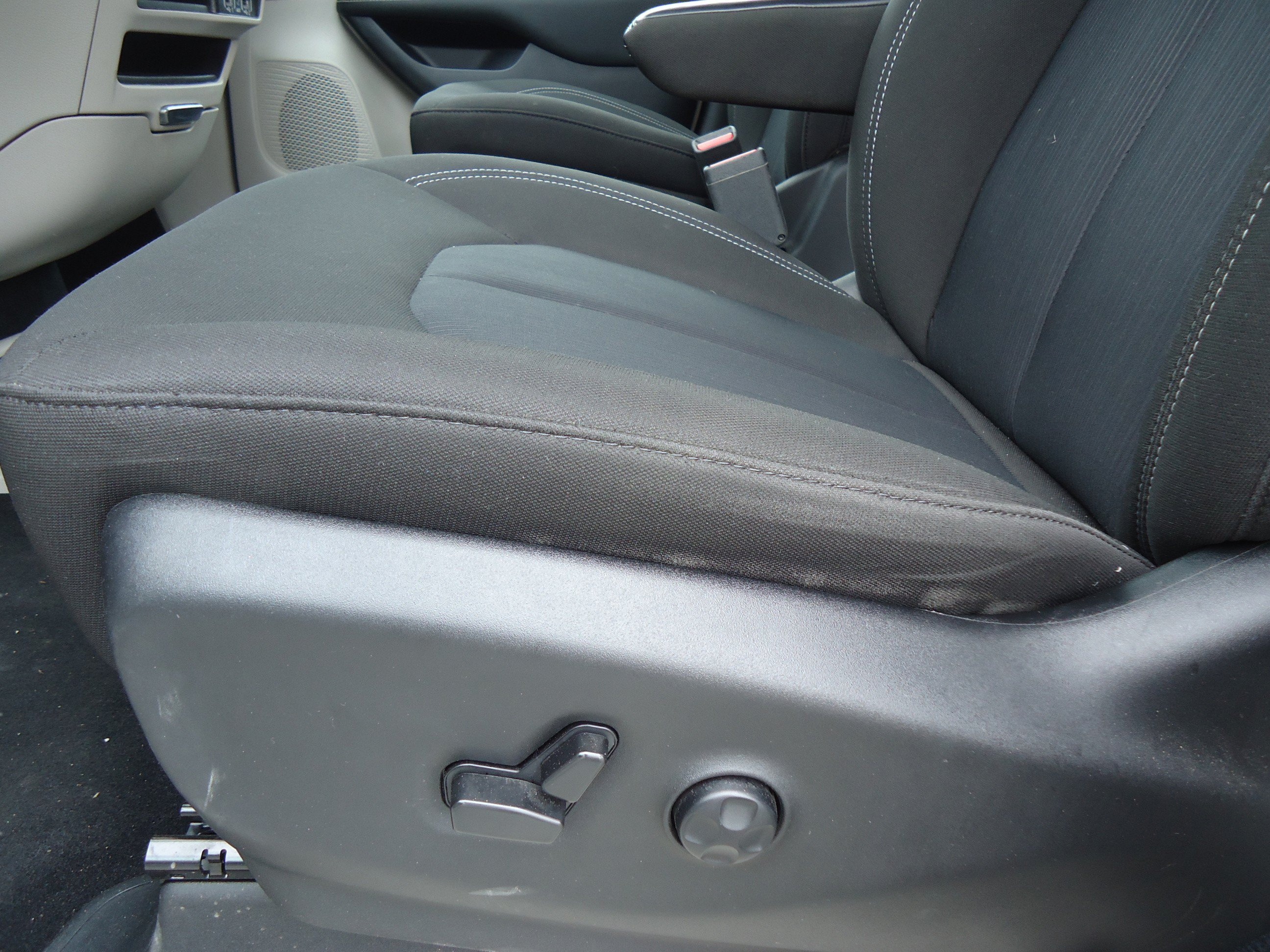 Used 2023 Chrysler Voyager LX FWD image 27