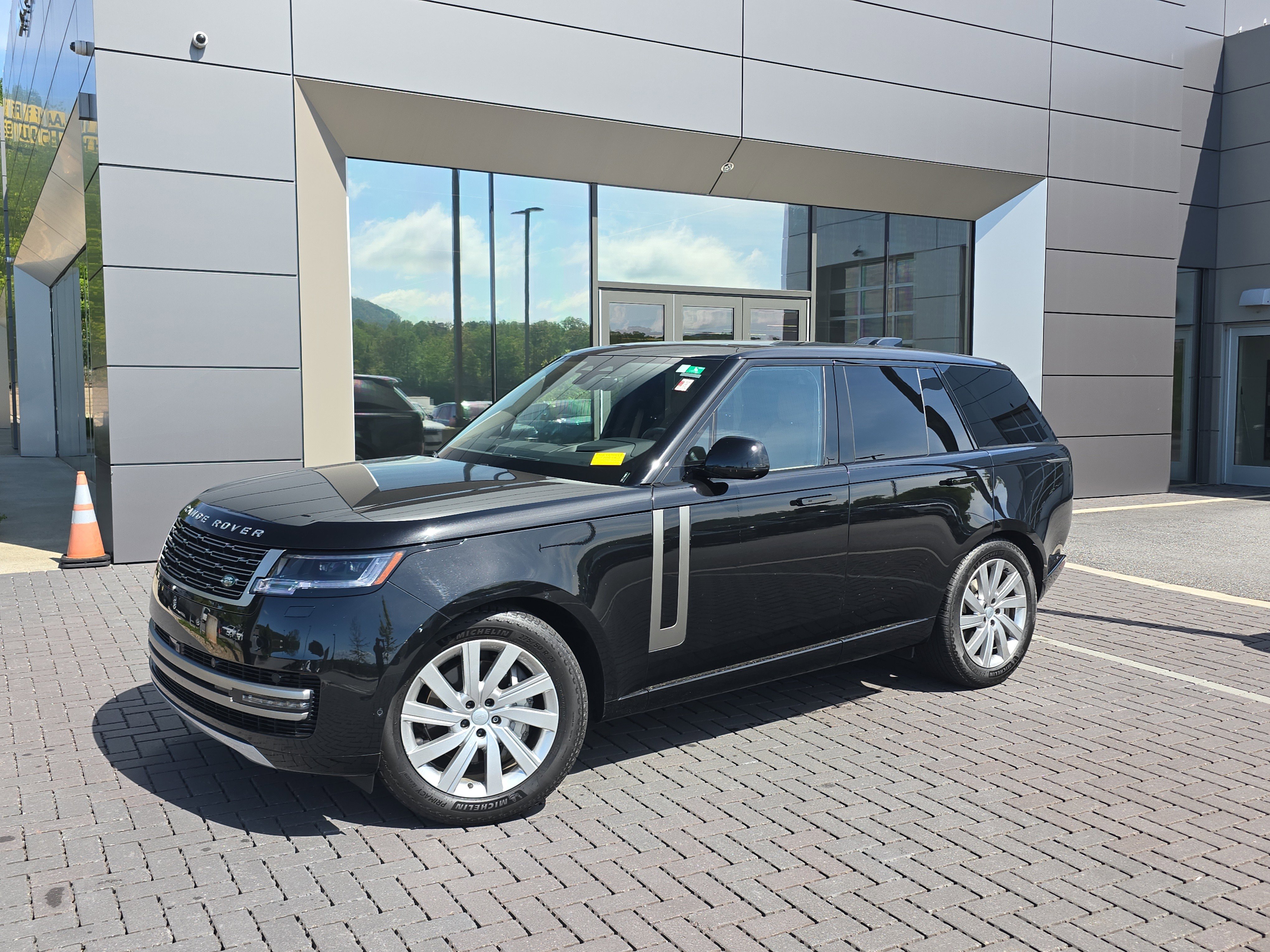 Used 2024 Land Rover Range Rover SE AWD/4WD image 1