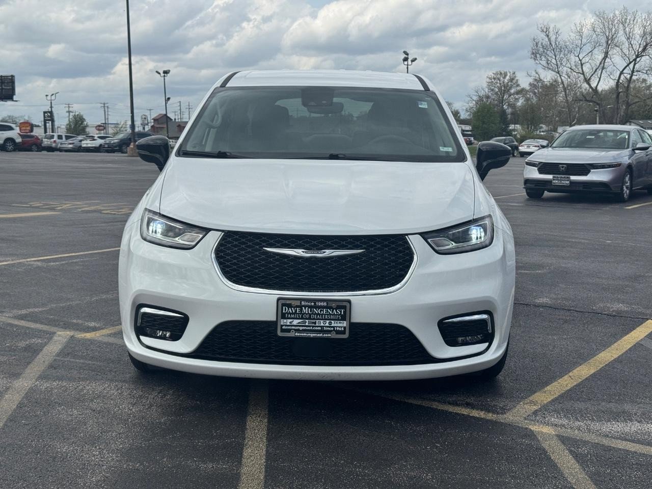 Used 2024 Chrysler Pacifica Touring-L image 14