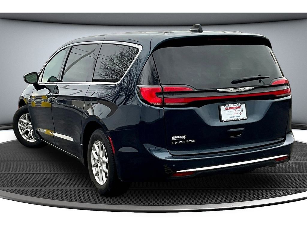 Used 2024 Chrysler Pacifica Touring-L image 2