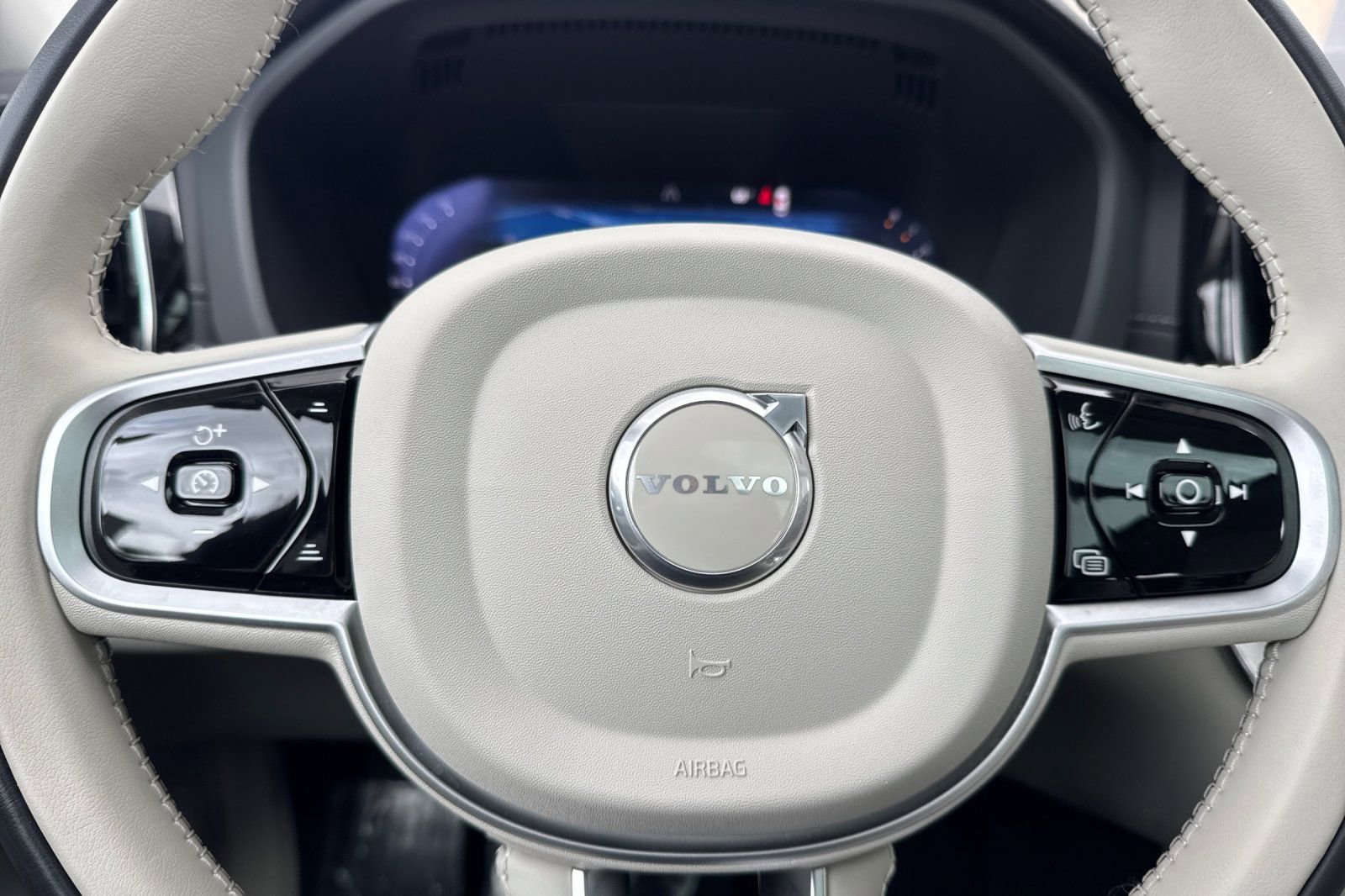 Used 2026 Volvo XC60 B5 Ultra w/ Protection Package Premier image 27