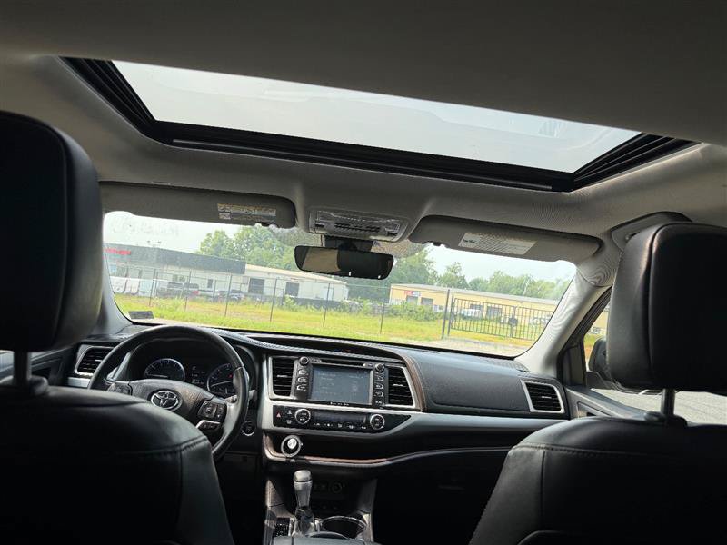 Used 2018 Toyota Highlander XLE AWD/4WD image 19