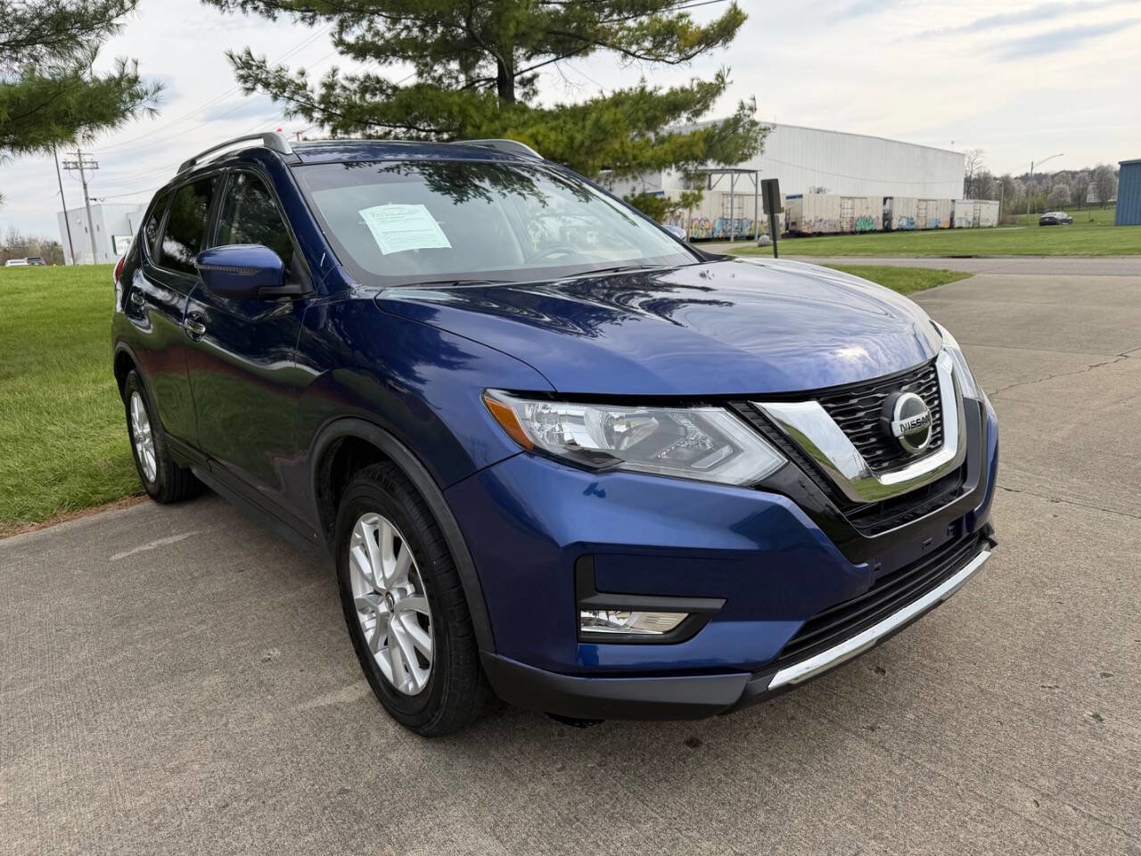 Used 2020 Nissan Rogue SV image 3