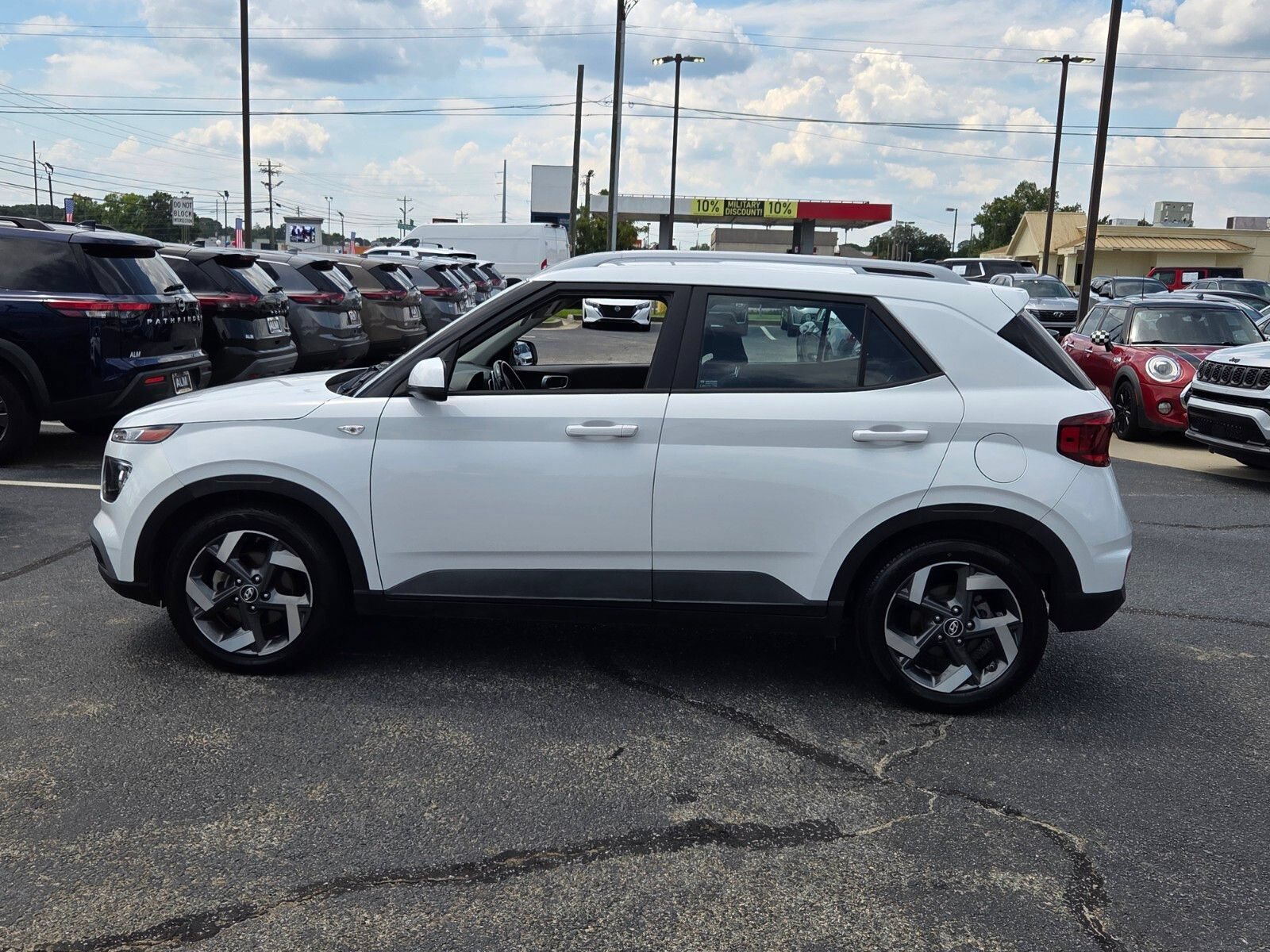Used 2021 Hyundai Venue SEL FWD image 4