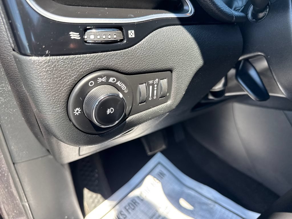 Used 2020 Jeep Cherokee Latitude Plus AWD/4WD image 28