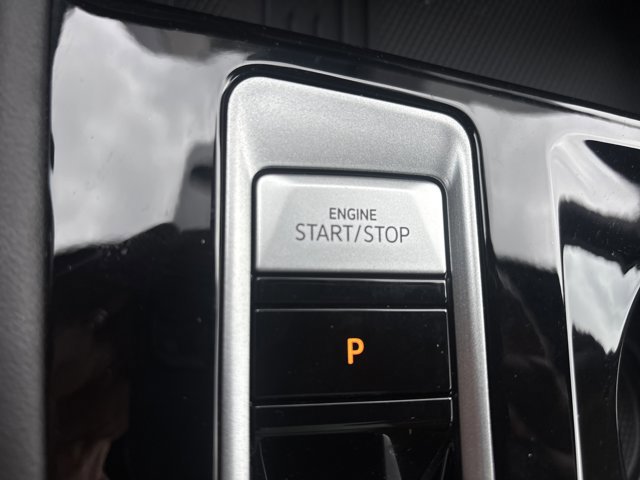 Used 2025 Volkswagen Atlas Cross Sport SE image 31