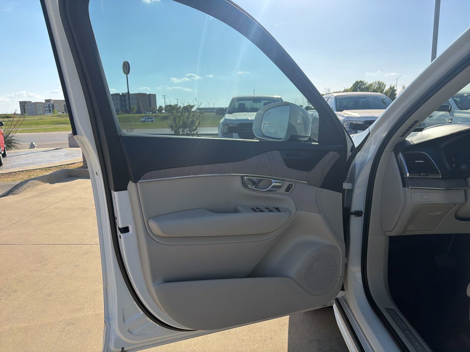 Used 2023 Volvo XC90 B6 Ultimate w/ Protection Package Premier image 14