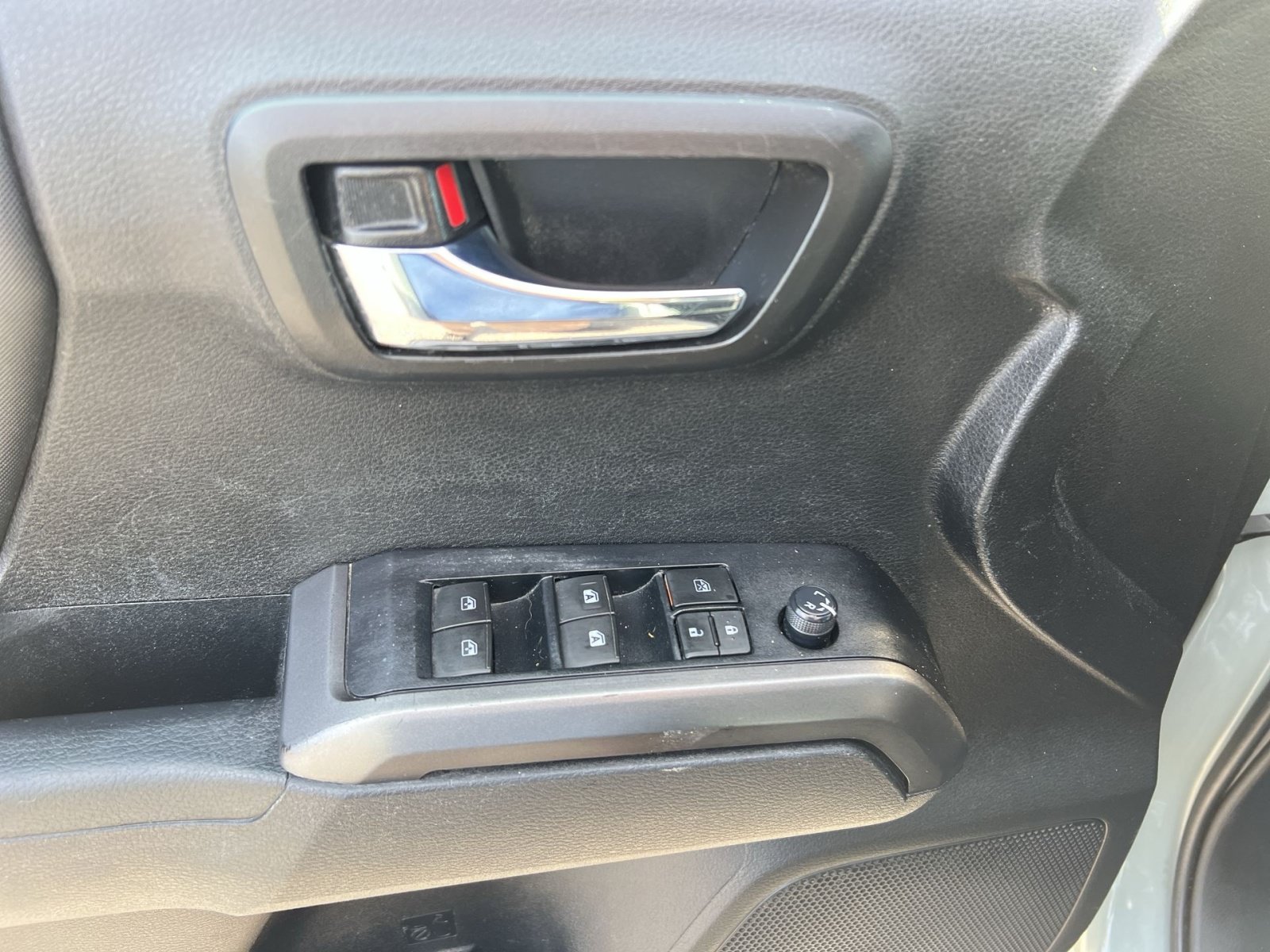 Used 2022 Toyota Tacoma TRD Off-Road w/ Technology Package AWD/4WD image 15
