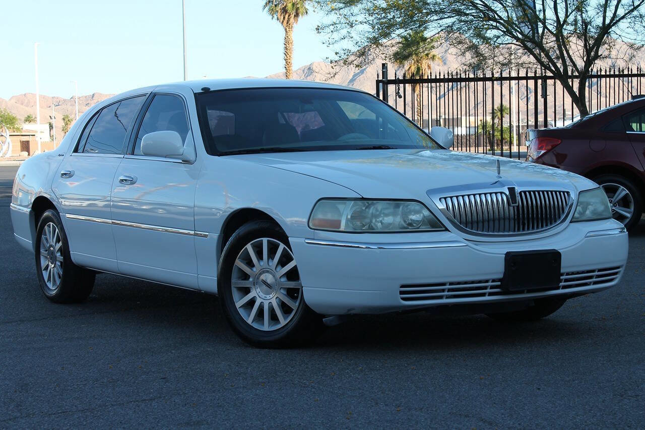 Used 2006 Lincoln Town Car Signature RWD image 2