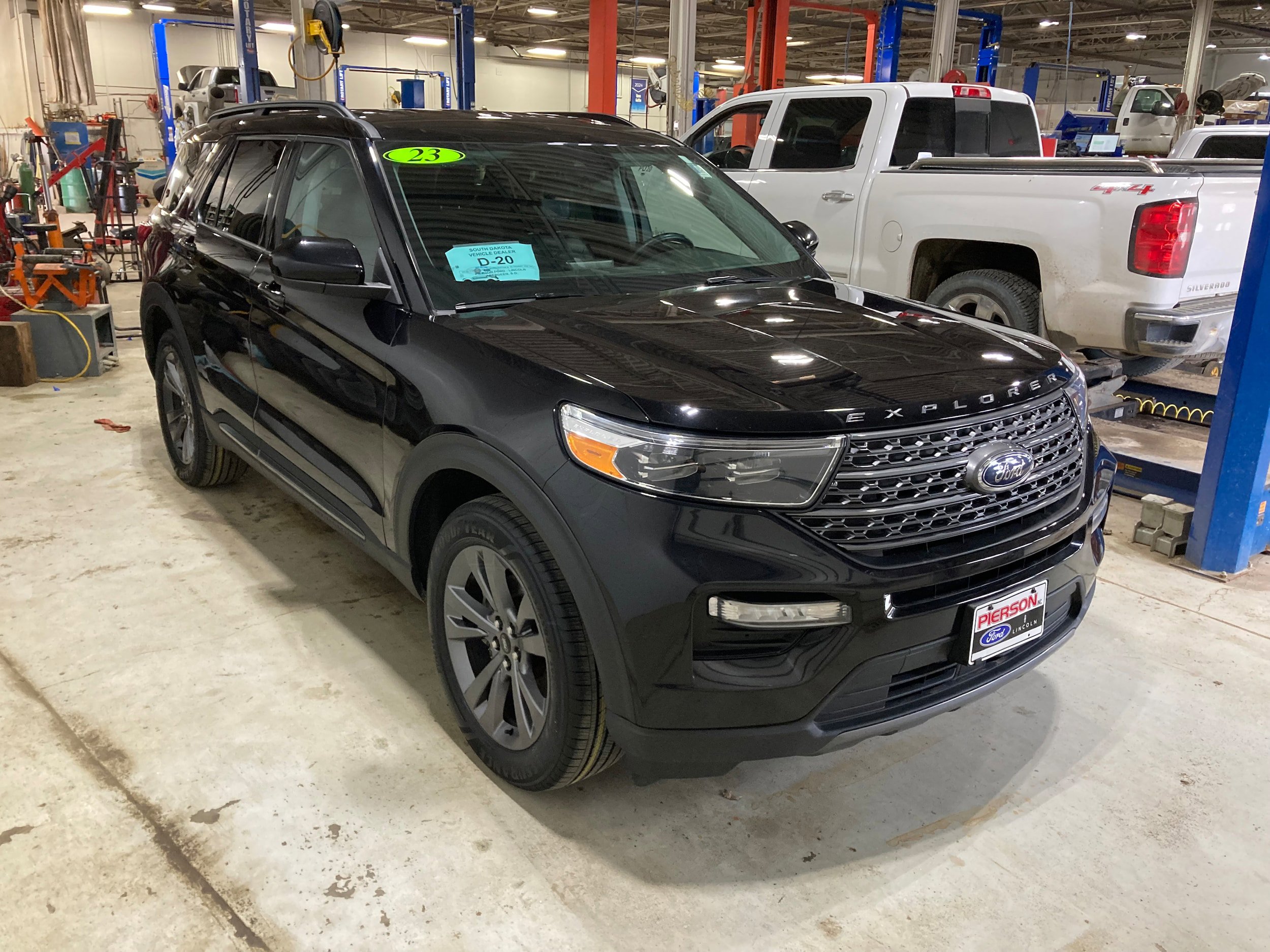 Used 2023 Ford Explorer XLT w/ Equipment Group 202A AWD/4WD image 3