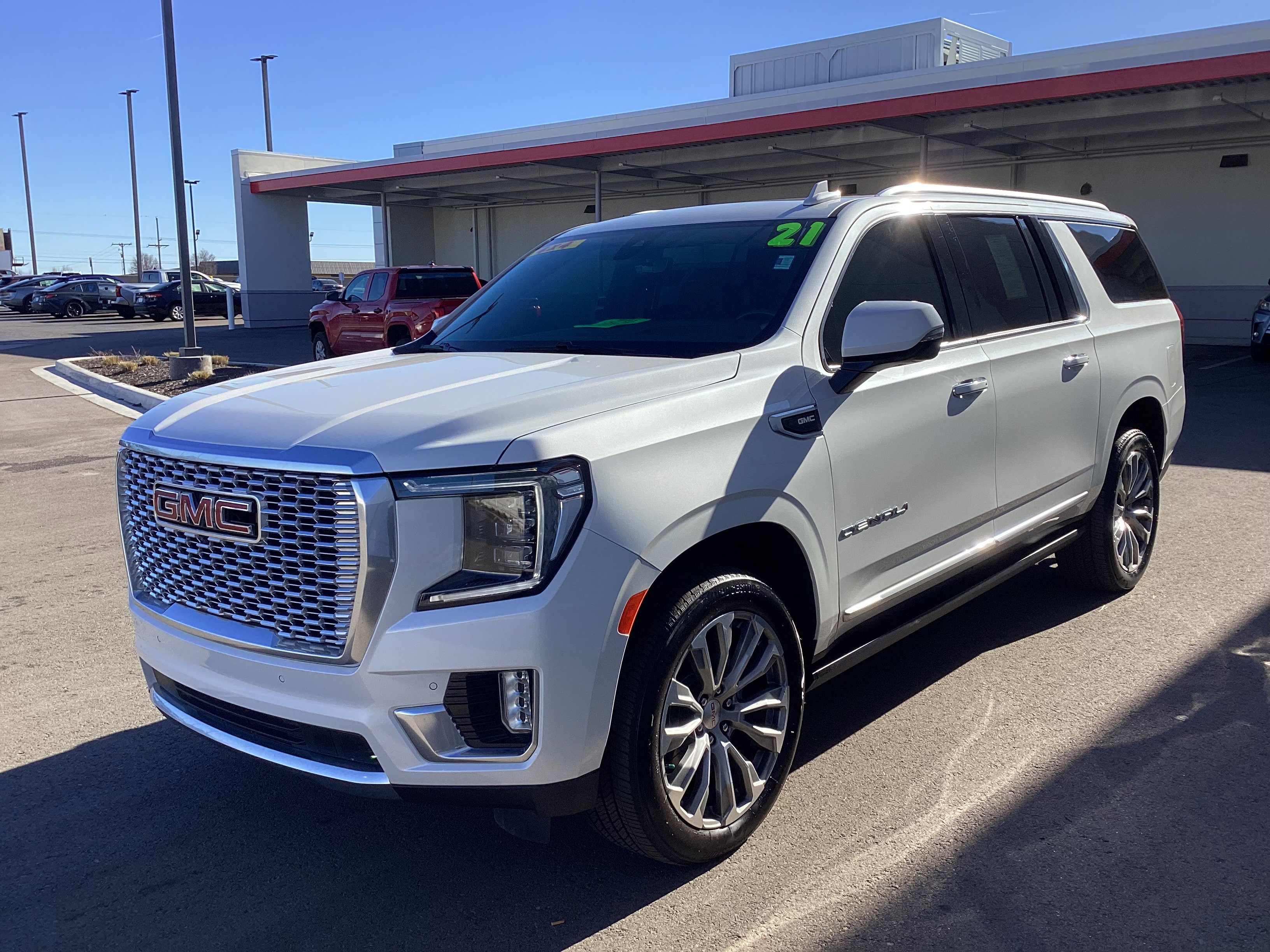Used 2021 GMC Yukon XL Denali w/ Denali Premium Package image 4