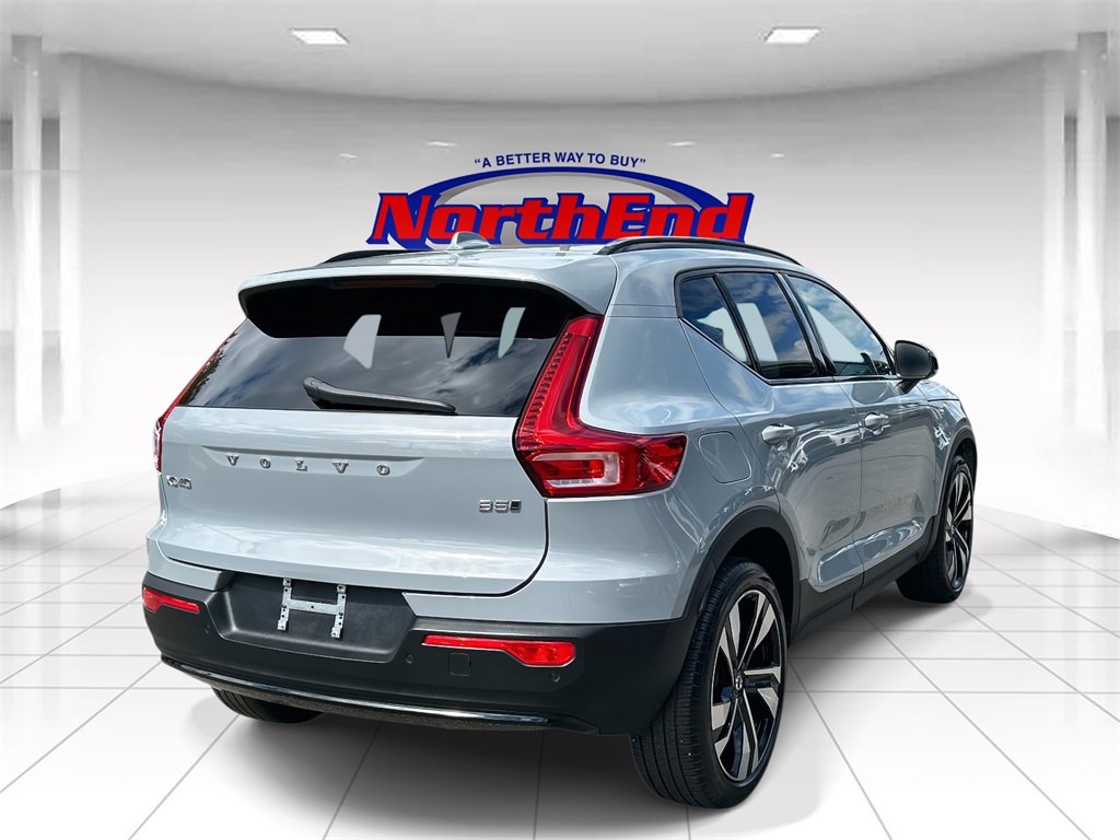 Used 2025 Volvo XC40 B5 Plus image 4