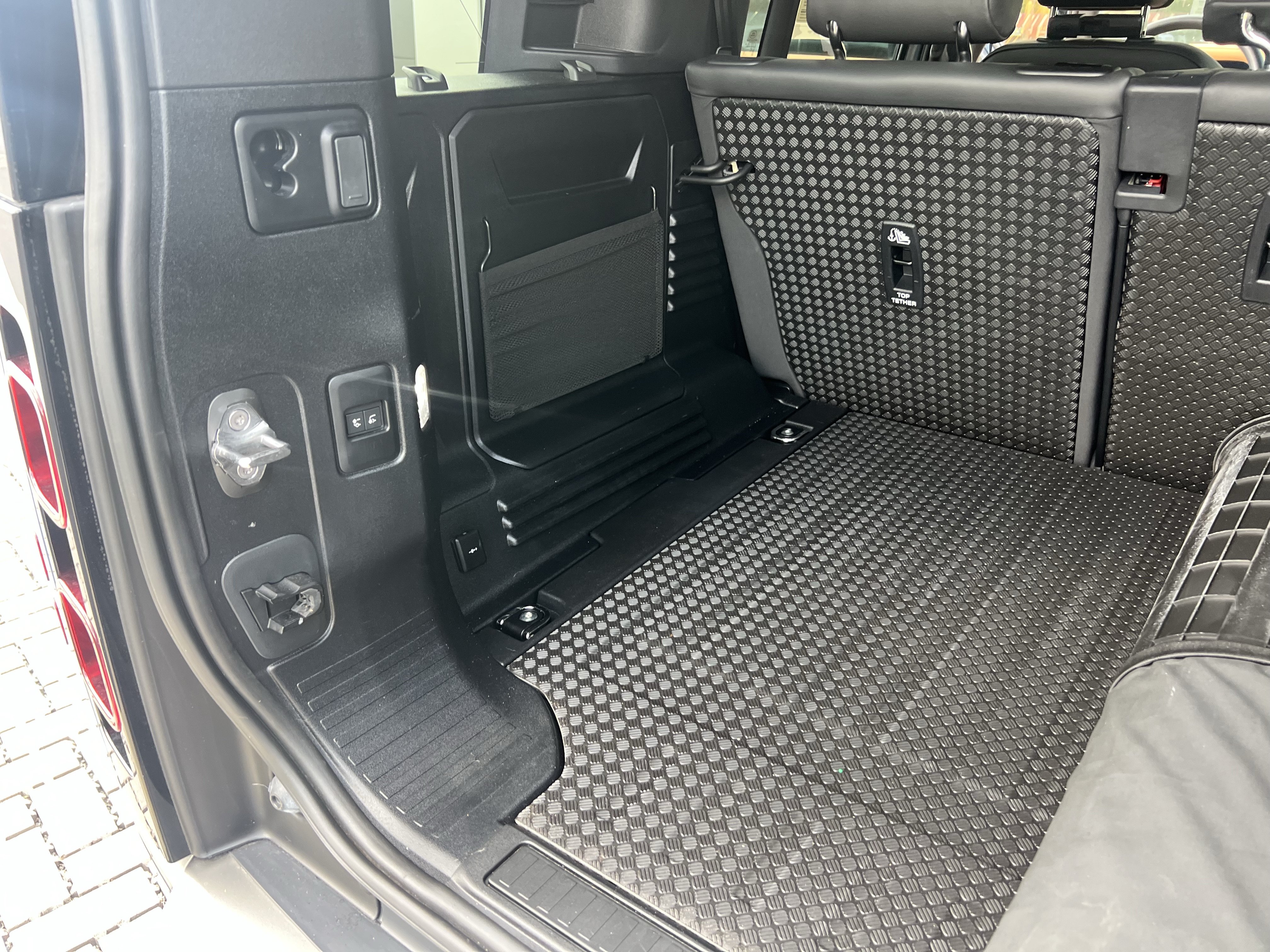 Used 2024 Land Rover Defender 110 X-Dynamic SE AWD/4WD image 36