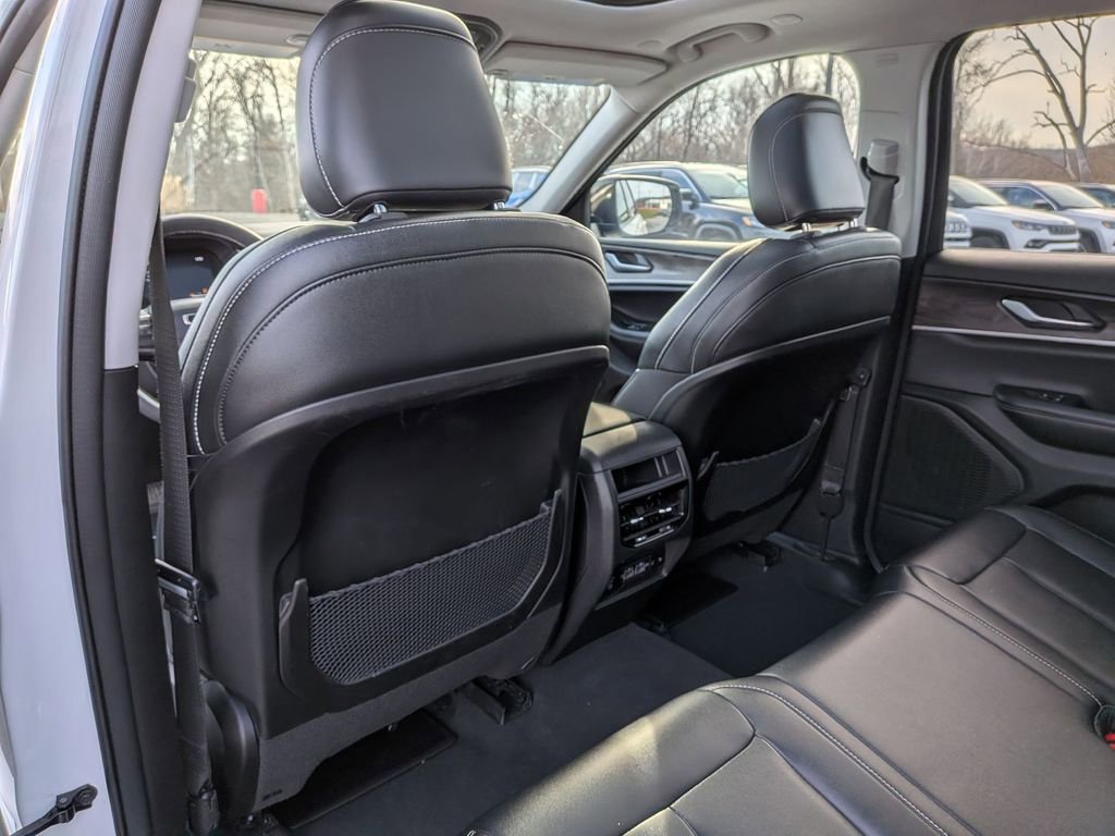 Used 2024 Jeep Grand Cherokee Limited AWD/4WD image 17