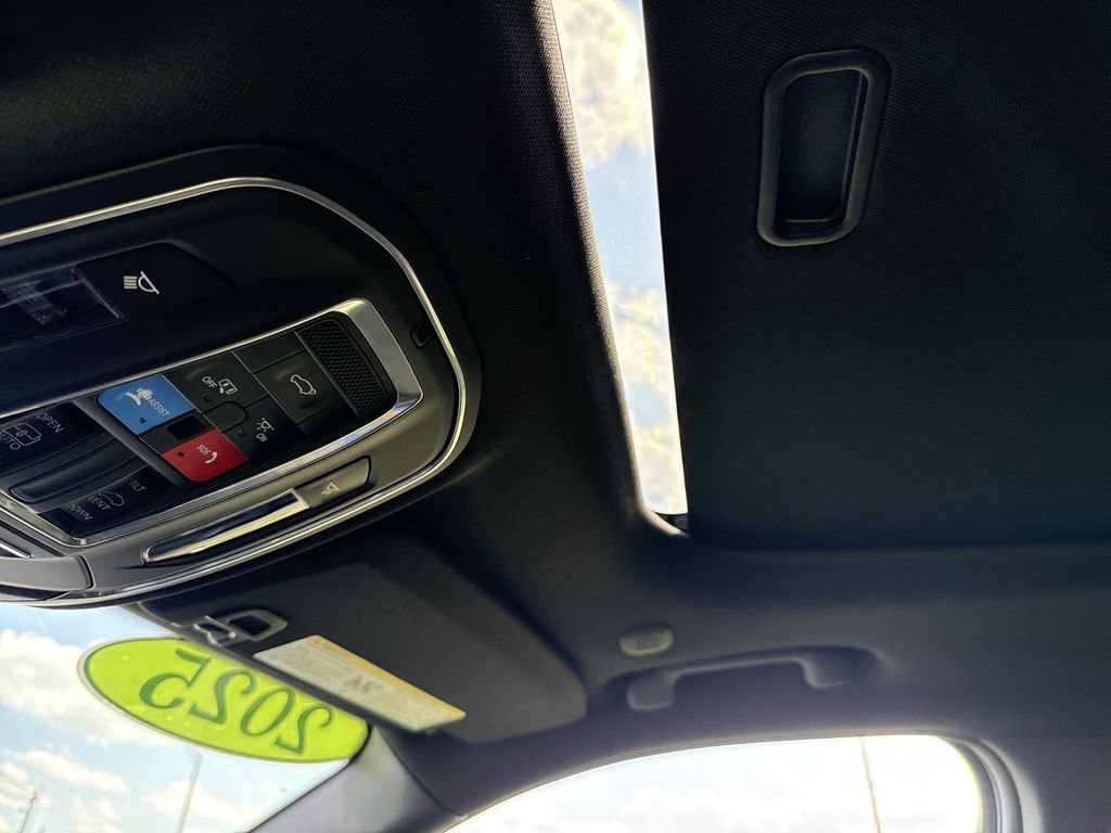 Used 2025 Jeep Grand Cherokee 4WD image 32