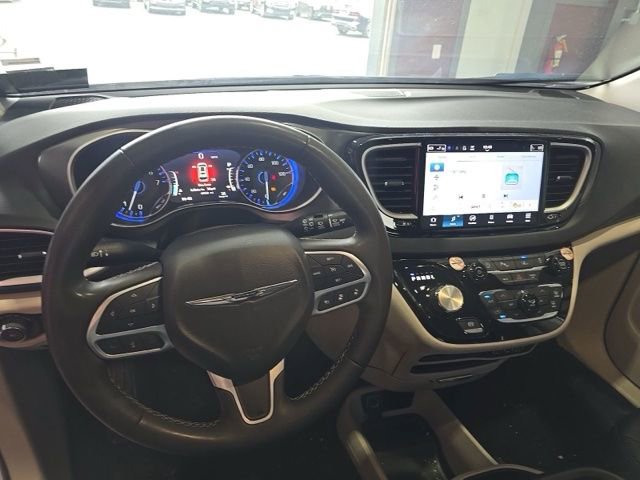 Used 2024 Chrysler Pacifica Touring-L FWD image 6