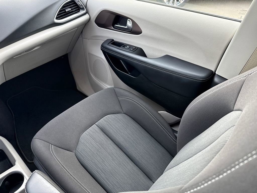 Used 2023 Chrysler Voyager LX image 15