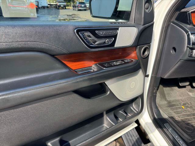 Used 2020 Lincoln Navigator L Reserve w/ Equipment Group 208A Reserve AWD/4WD image 17