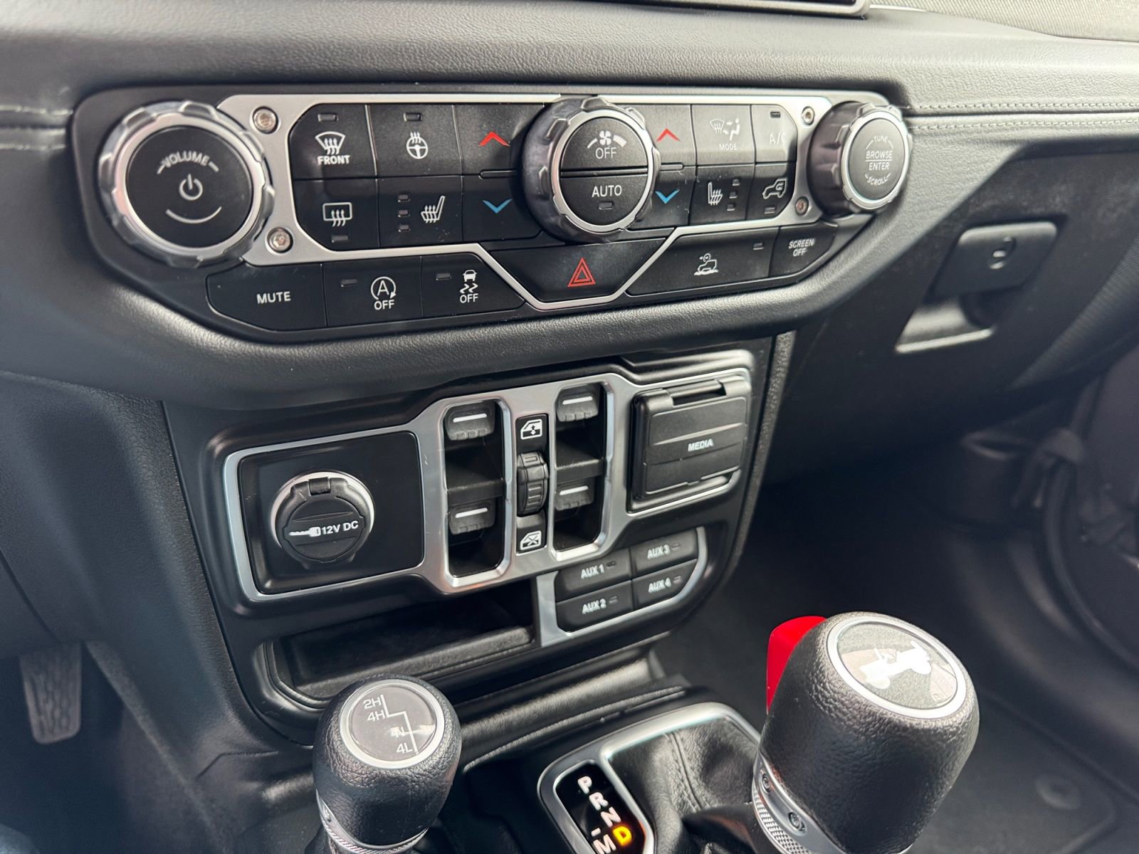 Used 2024 Jeep Wrangler Sahara w/ Technology Group AWD/4WD image 26