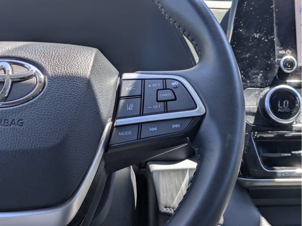 Used 2025 Toyota Highlander LE FWD image 23