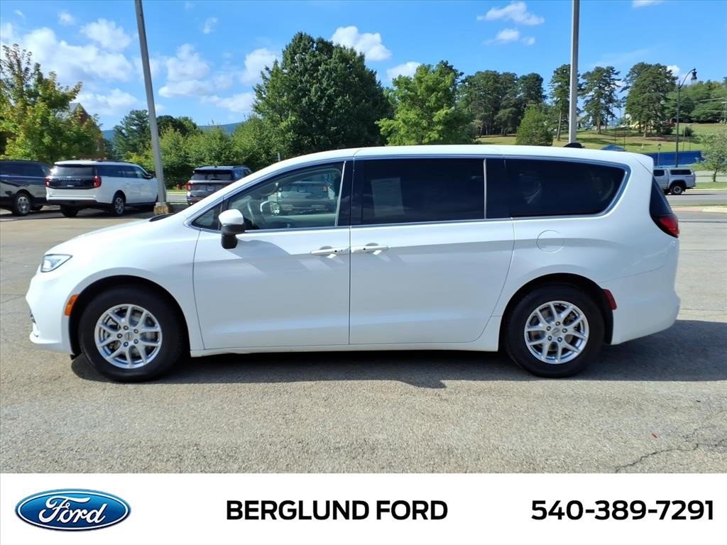 Used 2023 Chrysler Pacifica Touring-L FWD image 8