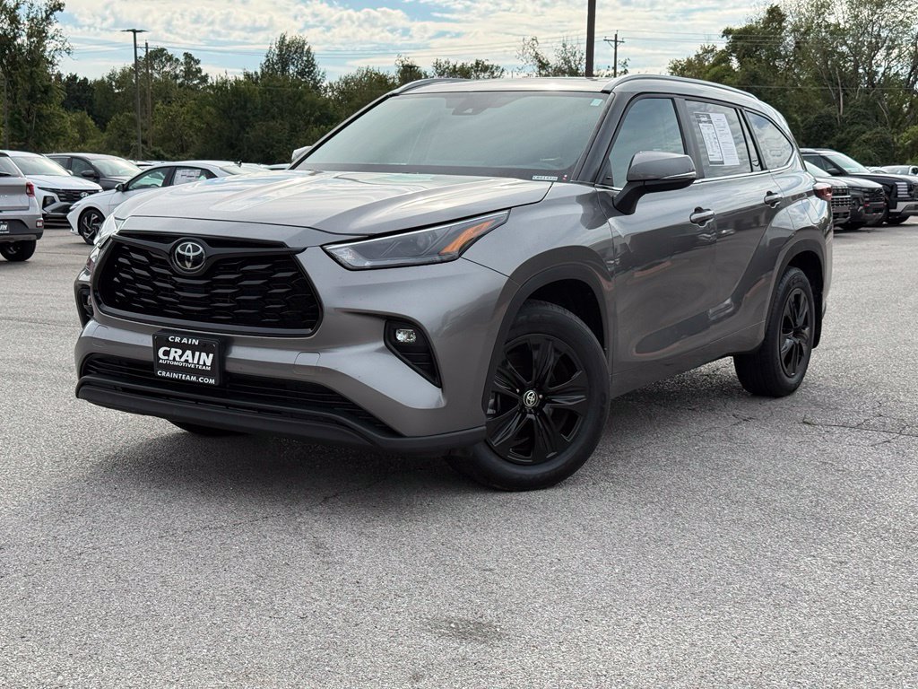 Used 2025 Toyota Highlander XLE AWD/4WD image 3