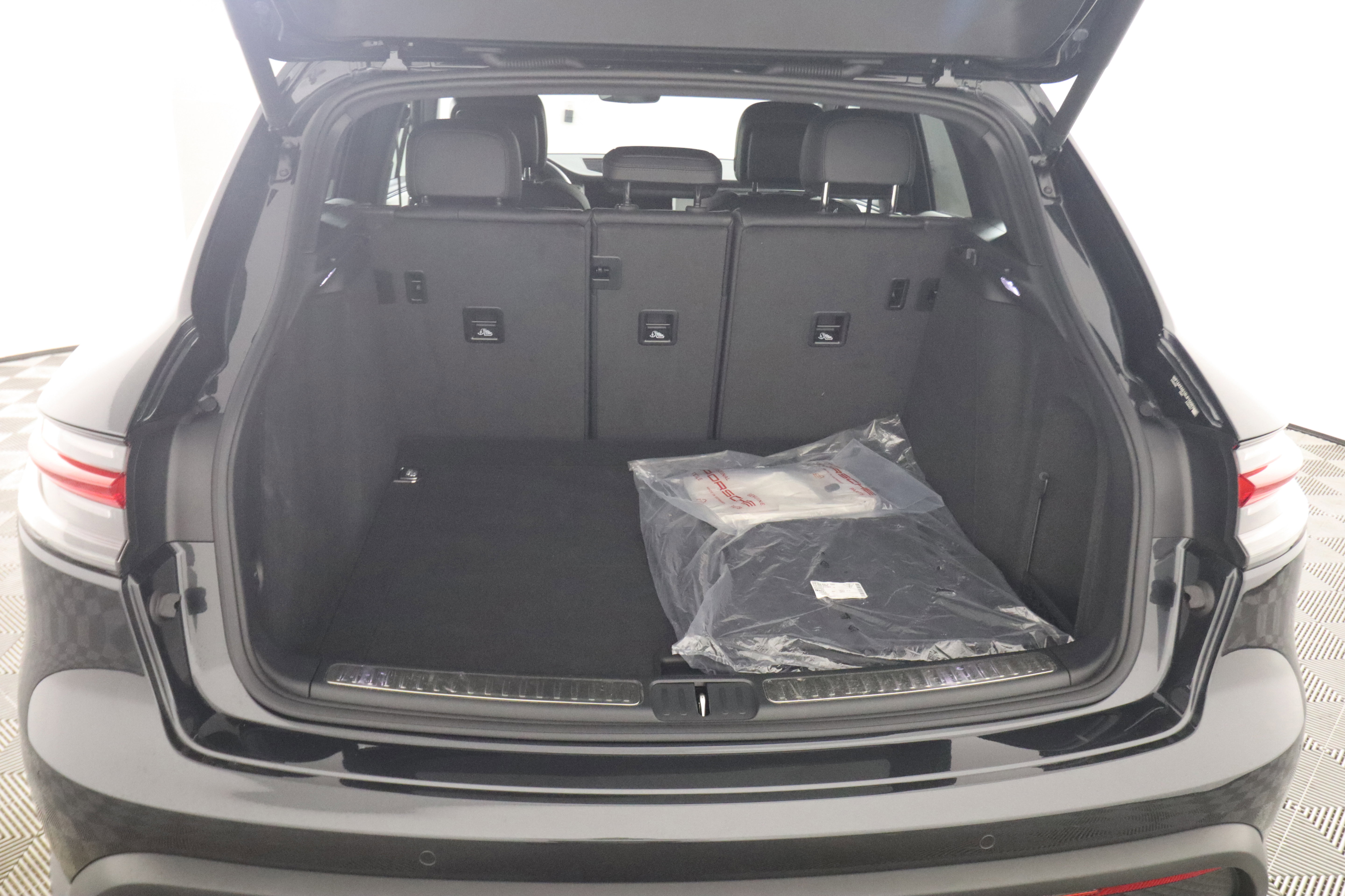 Certified 2025 Porsche Macan image 21