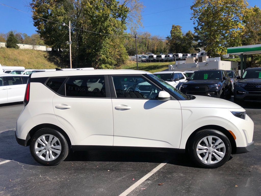 Used 2024 Kia Soul LX FWD image 7