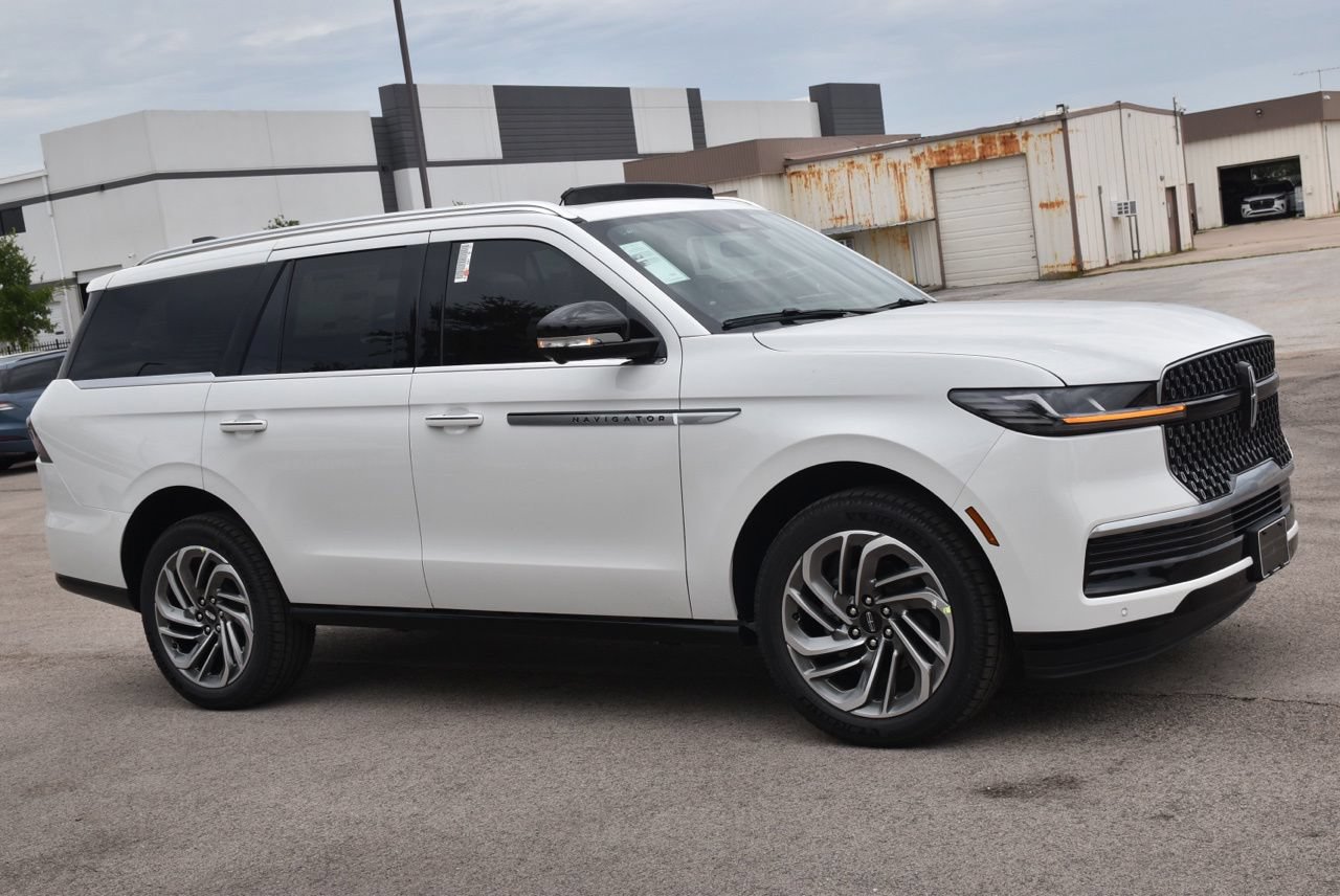 New 2026 Lincoln Navigator Reserve AWD/4WD image 4