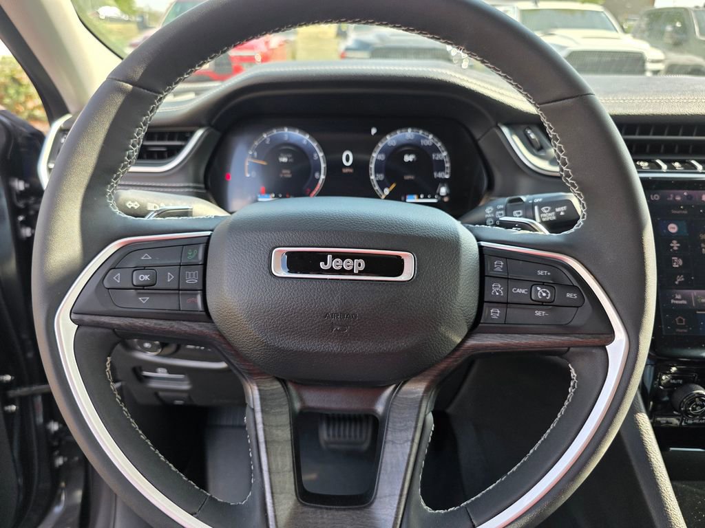 Used 2024 Jeep Grand Cherokee Limited w/ Black Appearance Package image 16