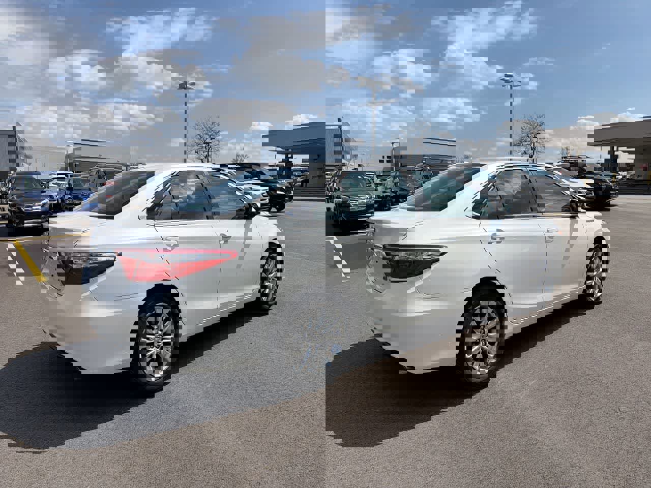 Used 2015 Toyota Camry XLE w/ Moonroof Package image 13