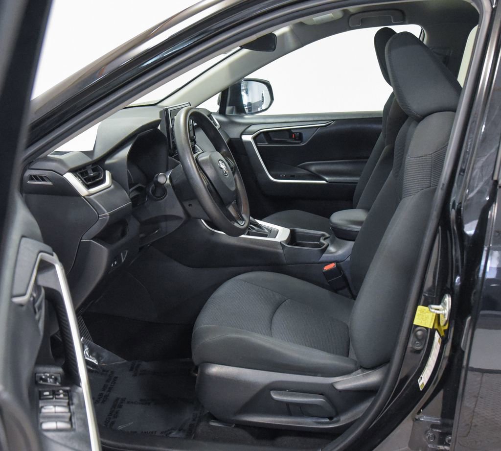 Used 2021 Toyota RAV4 LE image 2