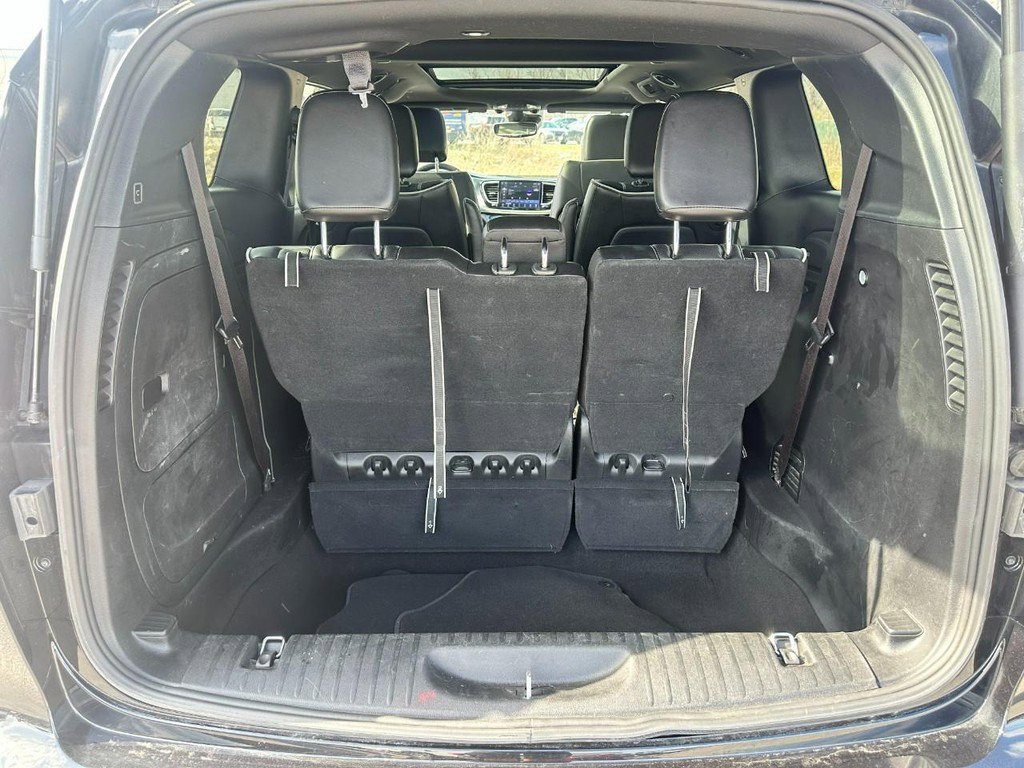 Used 2024 Chrysler Pacifica Premium image 5