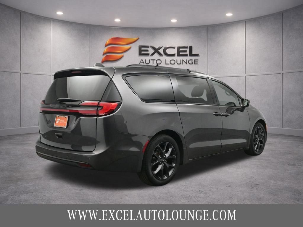 Used 2022 Chrysler Pacifica Touring-L w/ Uconnect Theater Family Group image 9